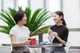 待望のランチタイム。スタッフと会話を楽しみながらリフレッシュ