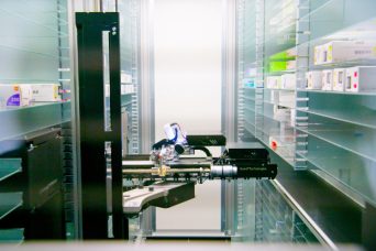 調剤ロボットを導入、業務の効率化と待ち時間の短縮を実現しています