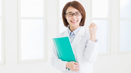 薬剤師がスキルアップを実現する2つの方法|転職か、資格取得か?