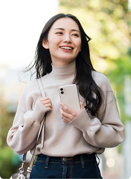 屋外でスマホを持つ女性