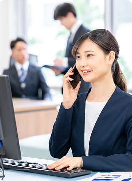 オフィスで電話する女性